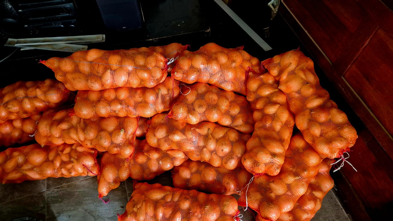 10kg sack of onions @P80